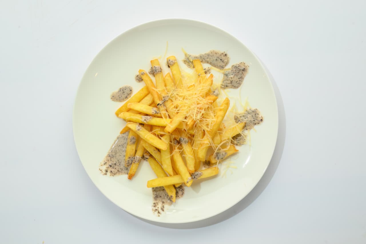 Фри с трюфельным соусом и сыром пармезан